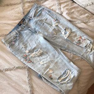 Lucky Brand embroidered ripped jeans. Size 30